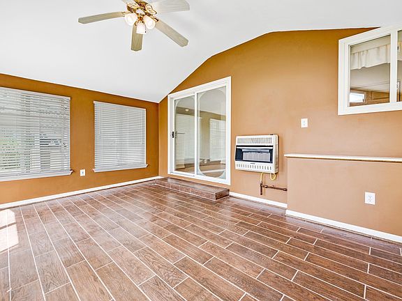 Beautiful Sun Room w/ gas heater