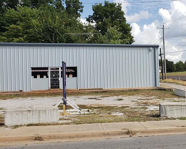 1st image of 403 W 2nd St