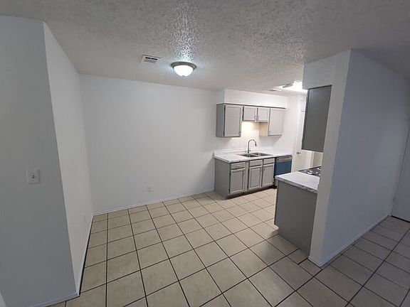 5th image of 904 N Bishop St APT A
