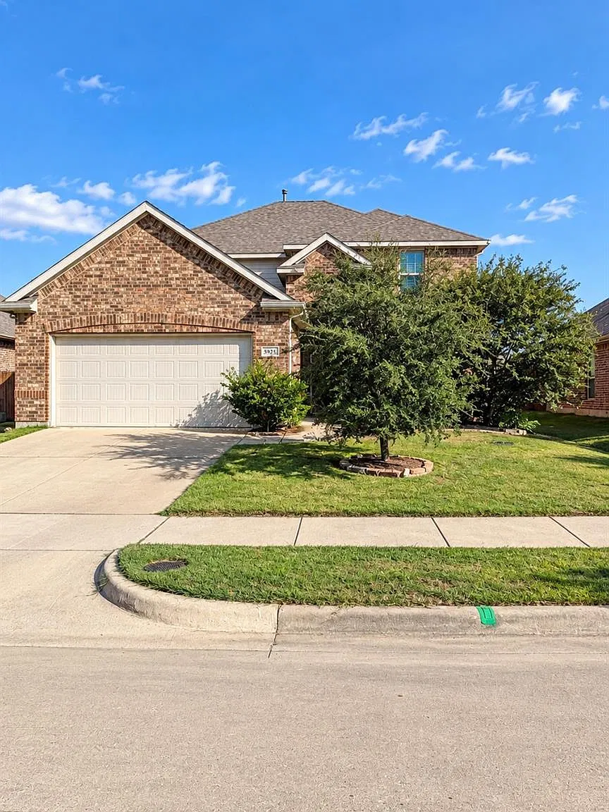 4 bed, 2.5 bath, 2541 sqft, $2,800 — Photo 1