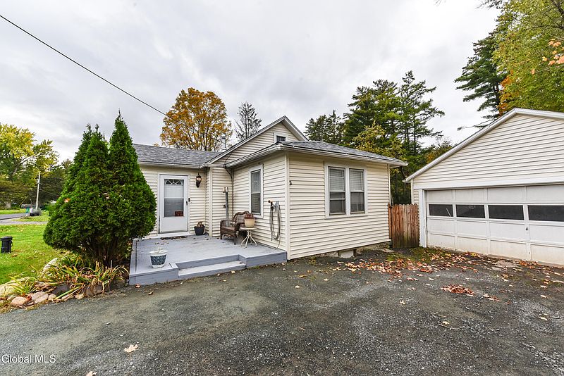 2nd image of 35 Rustic Bridge Road