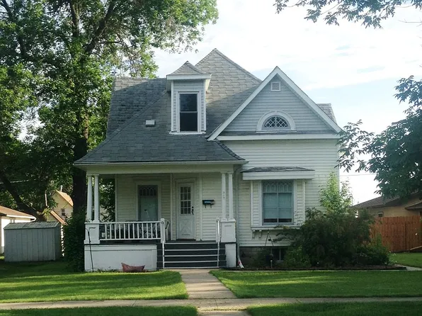 917 8th St NE, Devils Lake, ND 58301