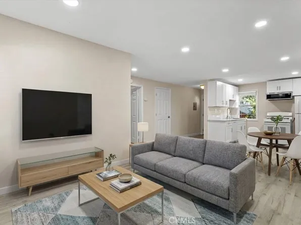 3652 Fredonia Dr #B, Los Angeles, CA 90068