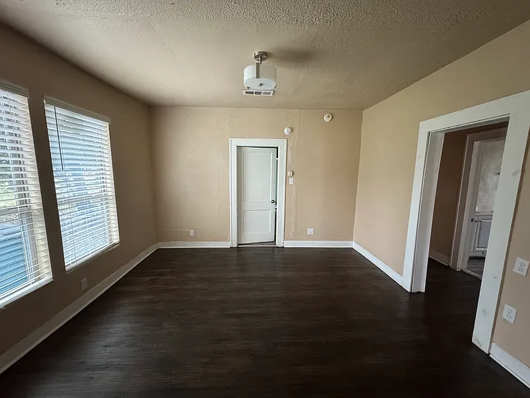 3418 S Harwood St — Photo 4