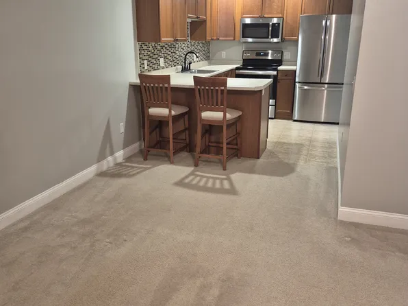 4 Crestview Cir Unit 97, Londonderry, NH 03053