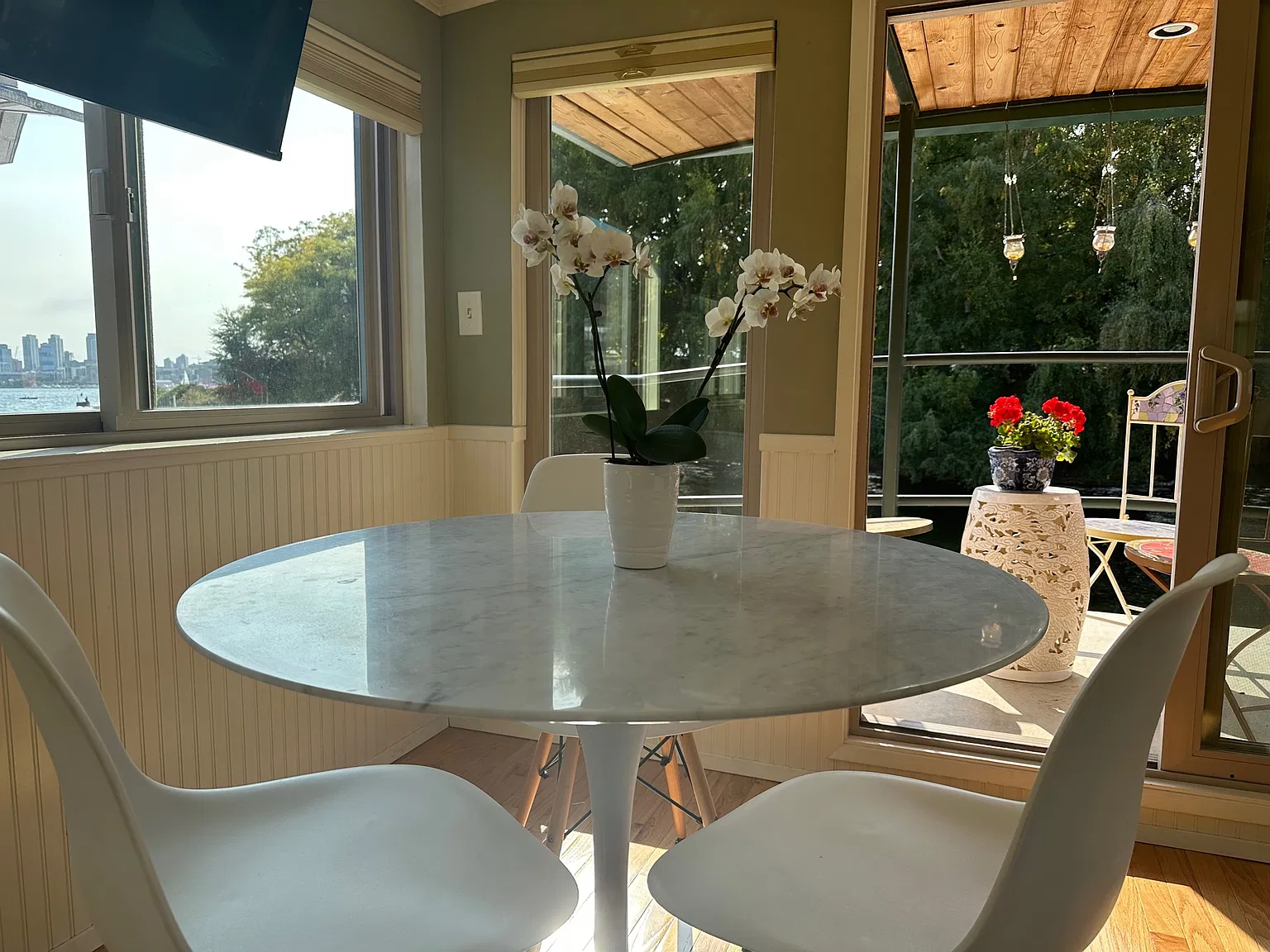 2 bed, 800 sqft, $4,200 — Photo 2