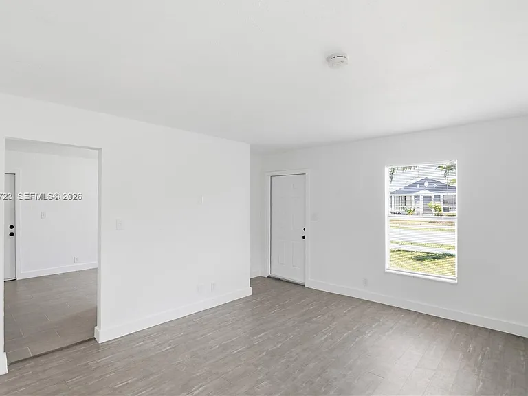 921 NW 5th Ave — Photo 7