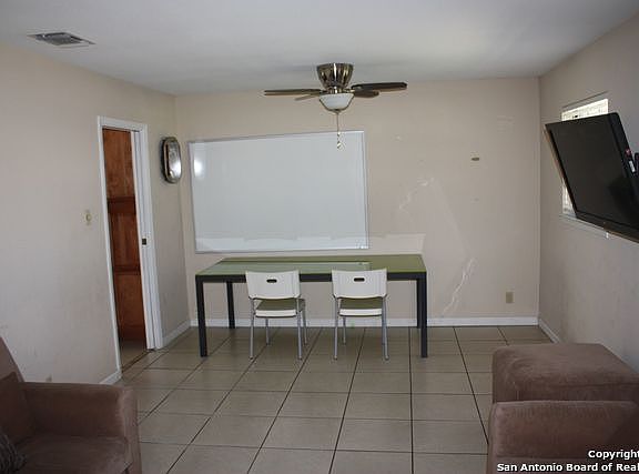 3rd image of 718 Wayside Dr