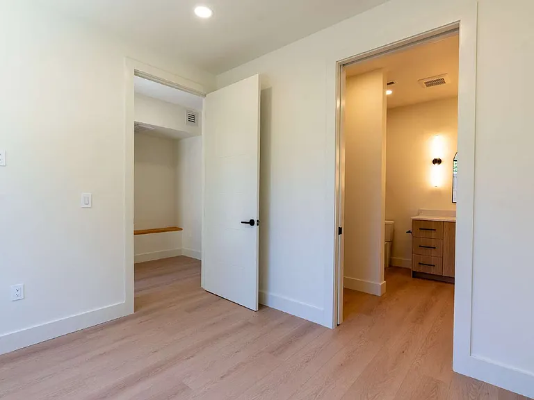 818 E 22nd Ave — Photo 26