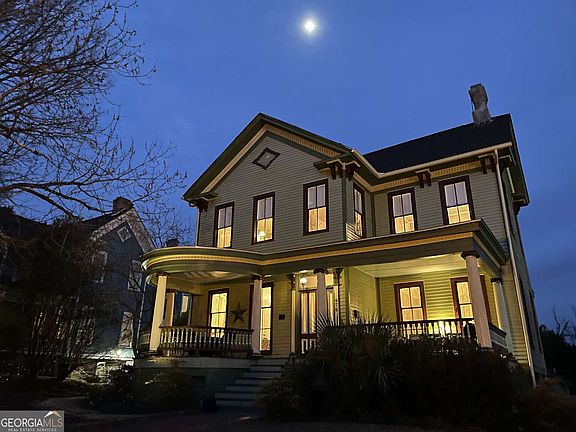 3rd image of 676 College St