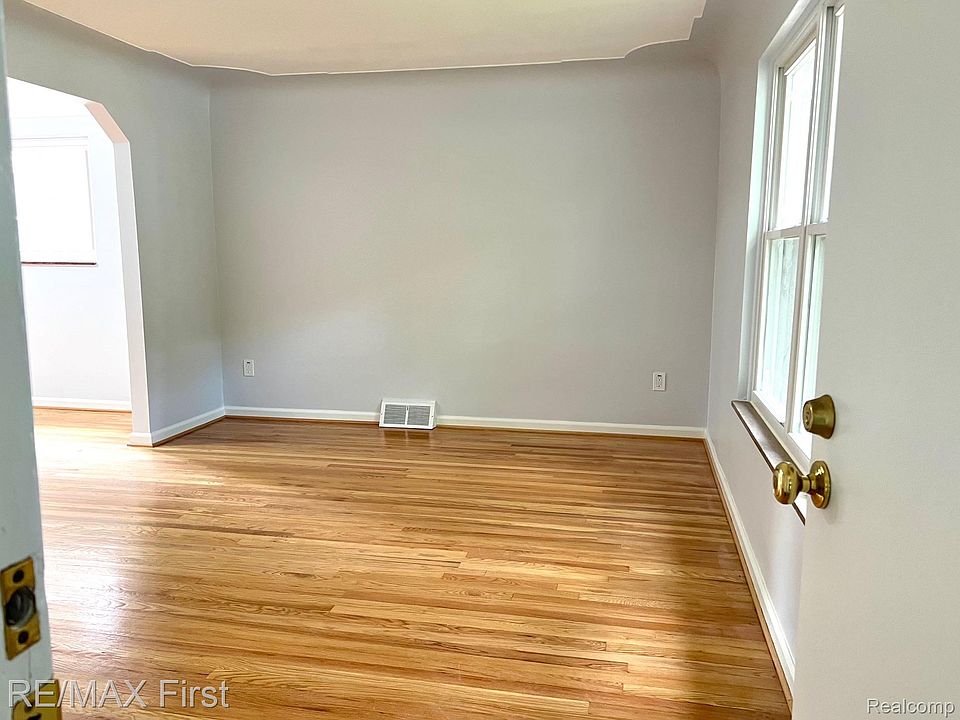 552 Laprairie St, photo 3