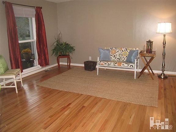 4th image of 121 Dixie Dr