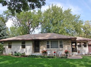 995 Sherren St W, Roseville, MN 55113
