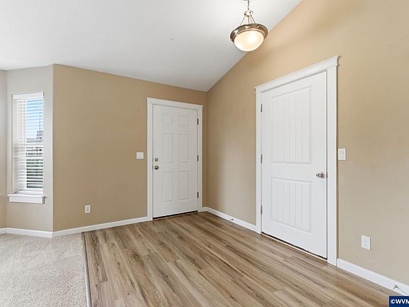 4th image of 4933 Periwinkle Dr NE