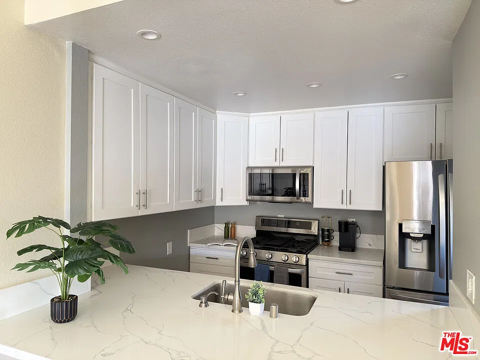3 bed, 2.0 bath, 1100 sqft, $3,250 — Photo 1