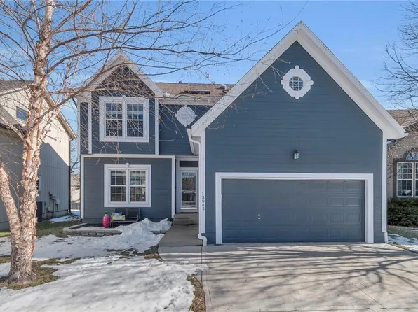 13885 S Mullen Ct, Olathe, KS 66062