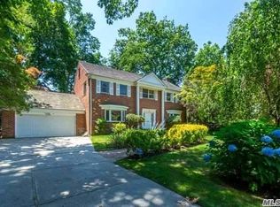 8 Locust Dr, Great Neck, NY 11021