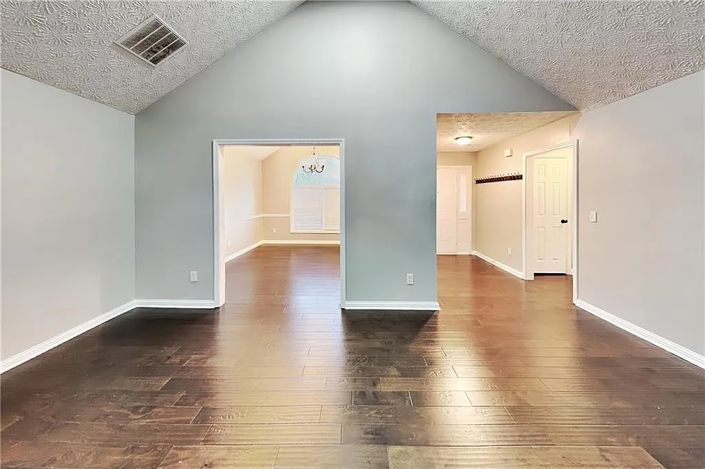 4 bed, 2.0 bath, 2131 sqft, $2,275 — Photo 3