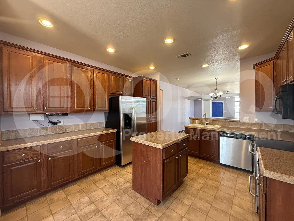 3 bed, 2.0 bath, 1792 sqft, $1,800 — Photo 4