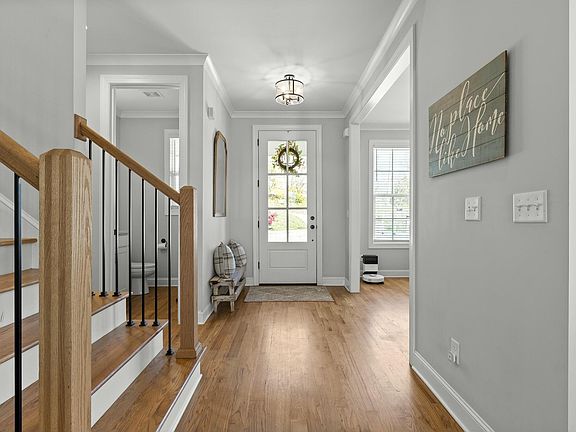 3rd image of 808 Mount Vernon Cir