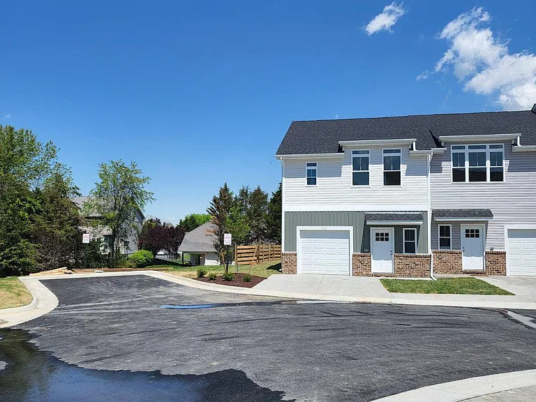111 Coralyrose Ct — Photo 1