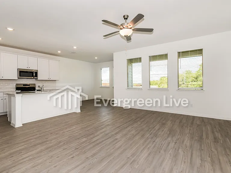210 Jenkinson Dr — Photo 2