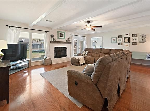 5th image of 204 E Queensbury Dr