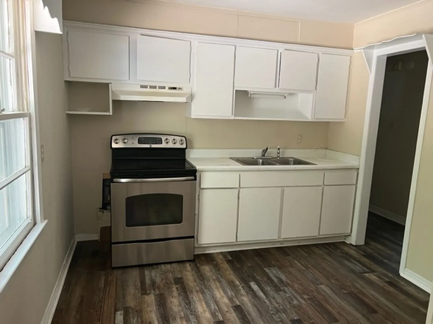 3 bed, 1.0 bath, 1025 sqft, $1,100 — Photo 3
