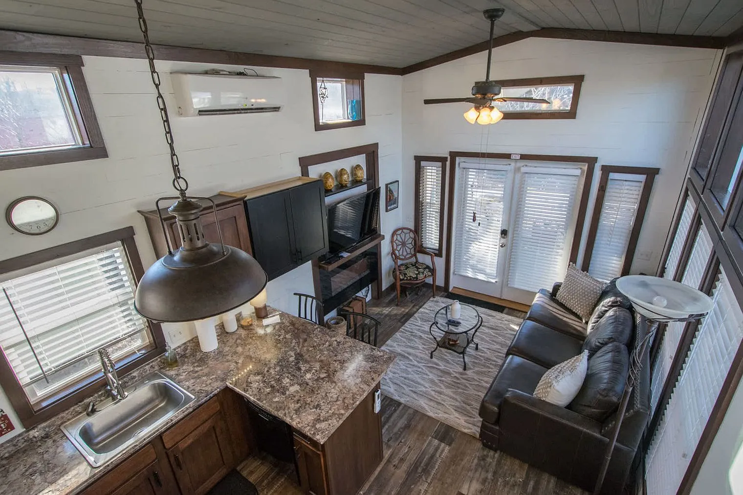 1 bed, 1.0 bath, 398 sqft, $2,205 — Photo 3
