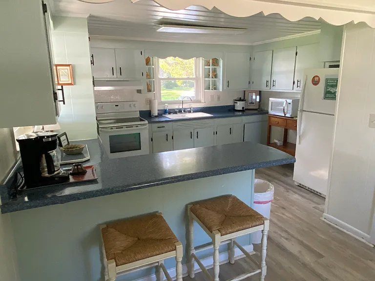 1300 Beach Dr — Photo 8
