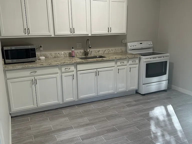 980 W Washington Ave — Photo 2
