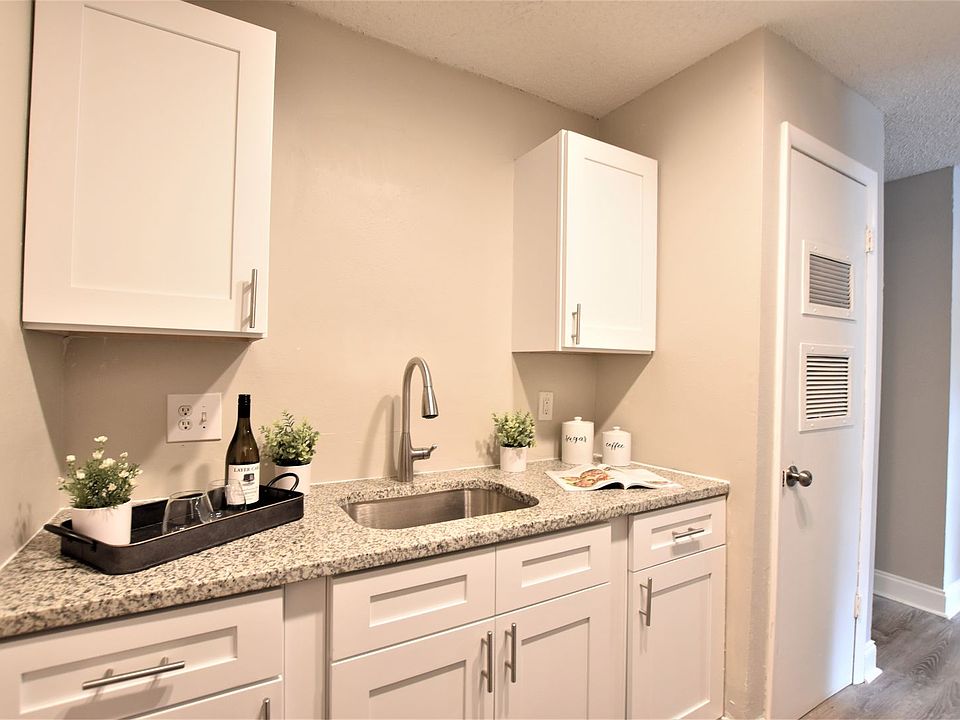 1st image of 814 SE 5th Ave APT 13