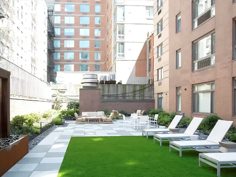 311 W 50th St #4C — Photo 7