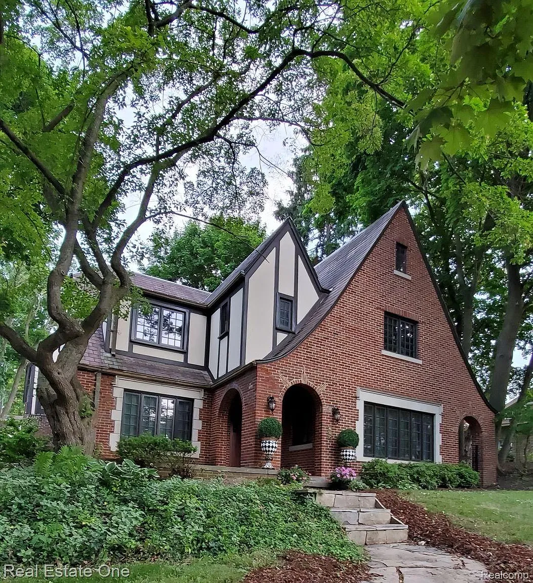 607 W University Dr photo 1