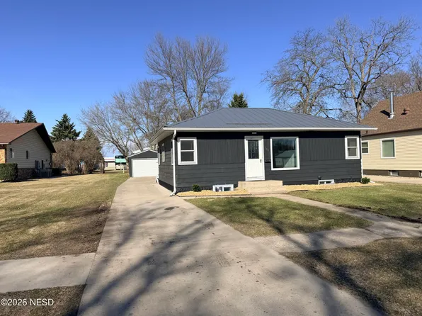 161 6th St NE, Watertown, SD 57201