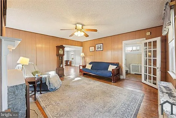 3 bed, 1300 sqft, $1,800 — Photo 2