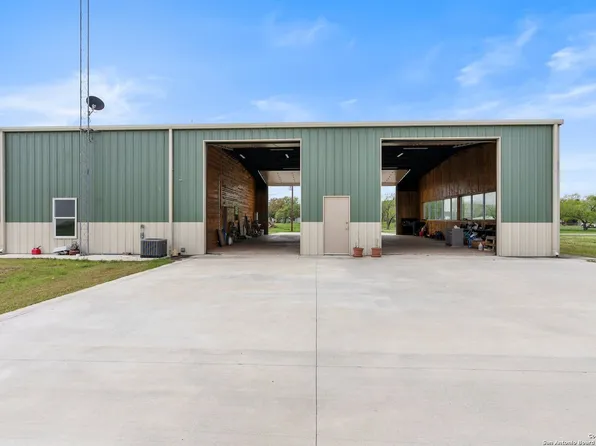 142 Buckeye Knoll, George West, TX 78022