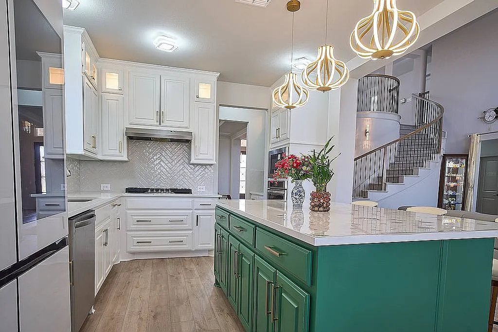 6 bed, 3881 sqft, $5,590 — Photo 4