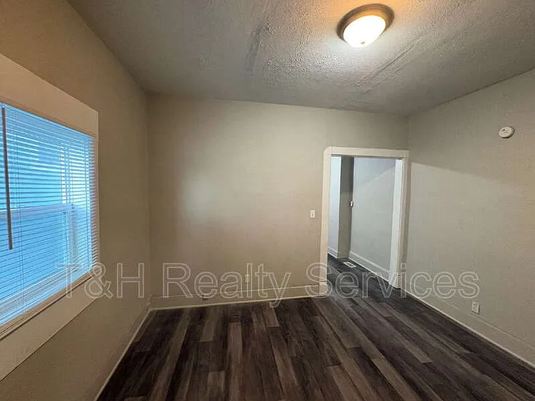 2116 Woodlawn Ave — Photo 7