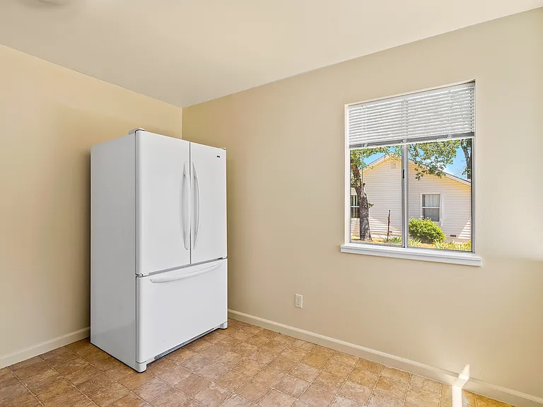 Mariposa Dr — Photo 12