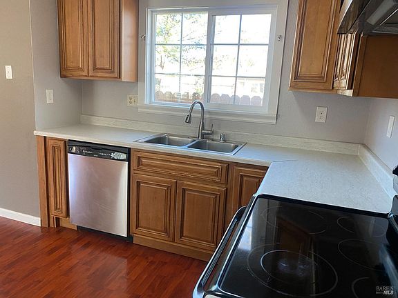 4th image of 558 Boyd Street