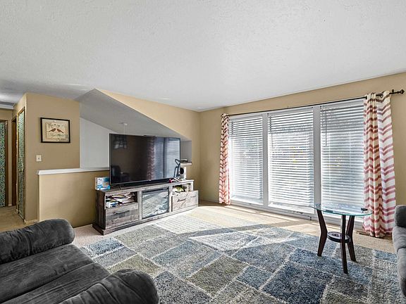5th image of 902 S Calvin Rd
