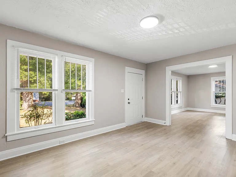 227 N Magnolia St — Photo 2