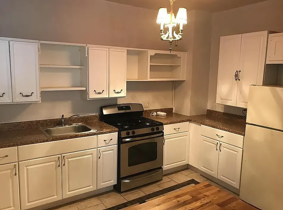 2727 Broadway Ave — Photo 1