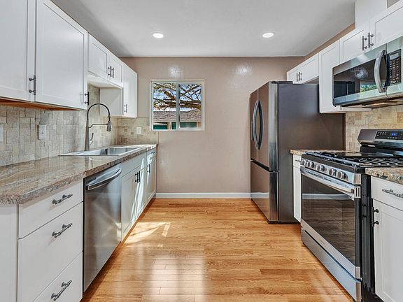 3rd image of 421 Los Cerritos Drive