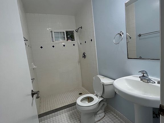 4th image of 2324 S Beretania St APT A