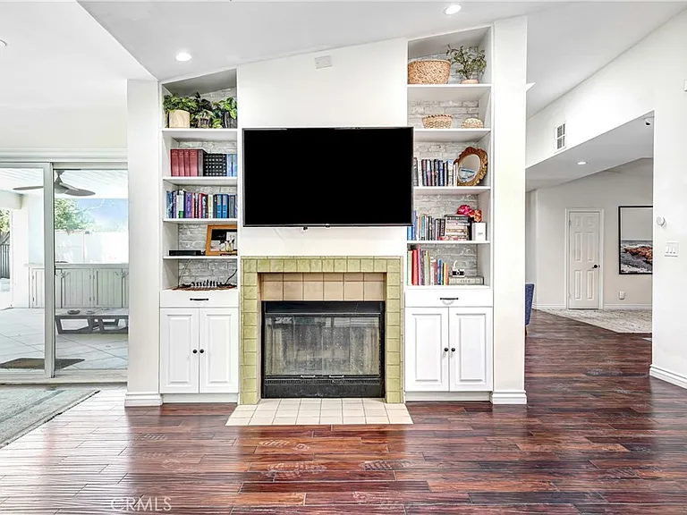 22450 Collins St — Photo 29