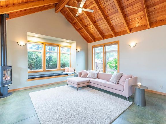 3rd image of 126 Sanderson Way