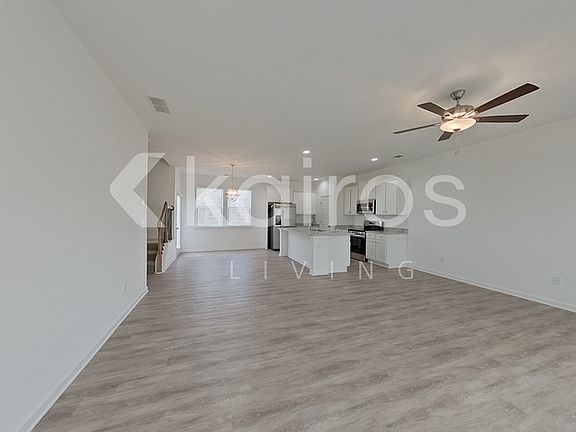 3rd image of 107 English Oak Ln