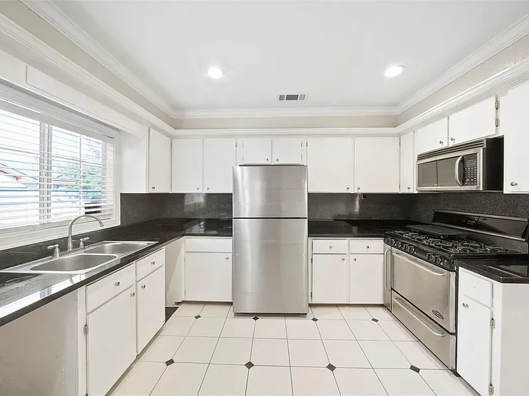 906 Gale St — Photo 12